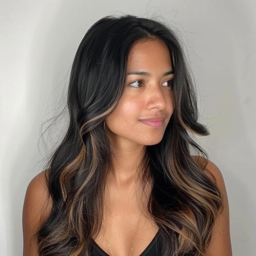 Corte de cabello largo para mujer negro con reflejos caramelo