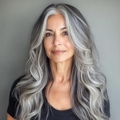 peinado de ondas largas gris para mujer mayor de 50