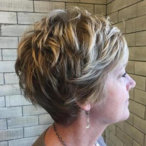 cabello-corto-con-mechas-balayage-para-mujeres-de-60-anos