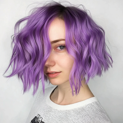 Corte bob morado con textura y flequillo