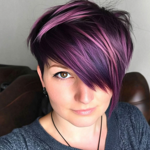 Bob corto en tono morado con acabado elegante