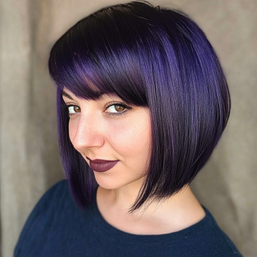 Corte bob morado con estilo desenfadado