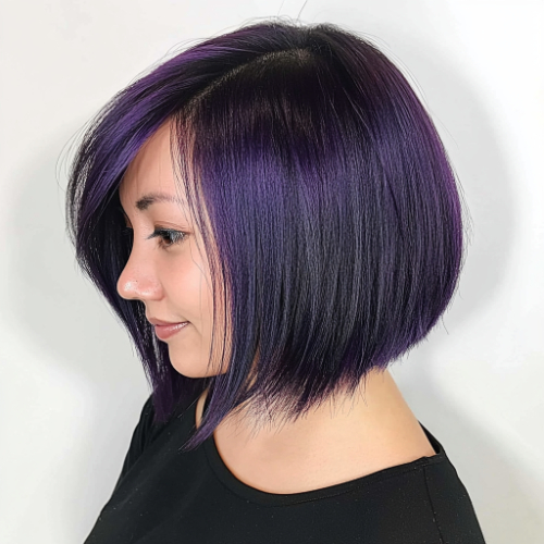 Bob corto en tono morado vibrante con acabado fresco