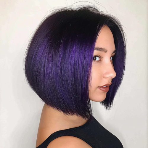 Bob morado corto con estilo moderno