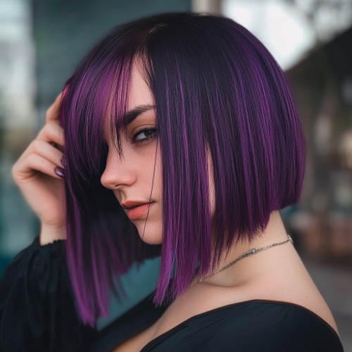 Corte bob morado vibrante en cabello corto