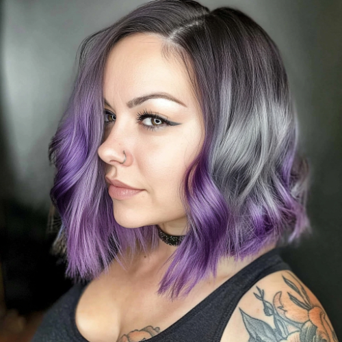 Bob corto en tono morado con un acabado brillante