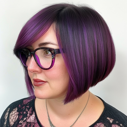 Corte bob corto en morado con acabados despeinados