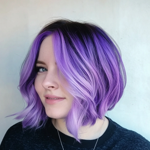 Bob corto en tono morado pastel con flequillo