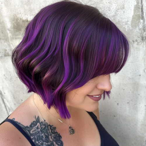 Corte bob corto en color morado vibrante