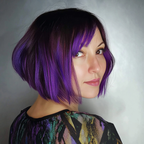 Corte bob corto en color morado con acabado suave