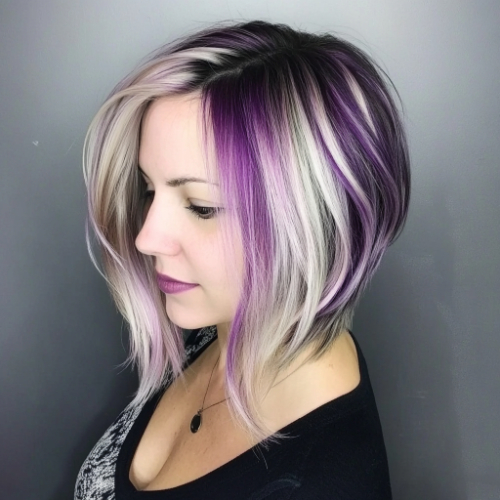 Bob corto morado con textura moderna y voluminosa