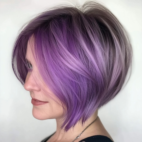 Corte bob en color morado con acabado brillante