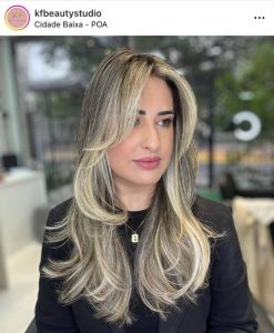 corte de pelo de mariposa con reflejos balayage