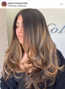 corte de pelo de mariposa con balayage