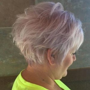 cabello-corto-rosa-claro-de-60-anos