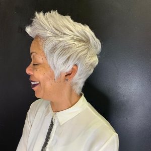 pelo-corto-blanco-afro-para-mujeres-de-80-anos